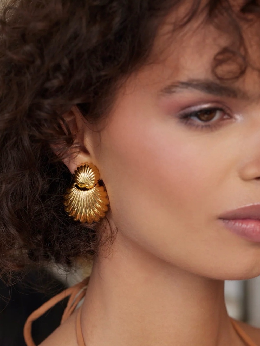 Kenneth Jay Lane GOLD SEASHELL CLIP EARRINGS